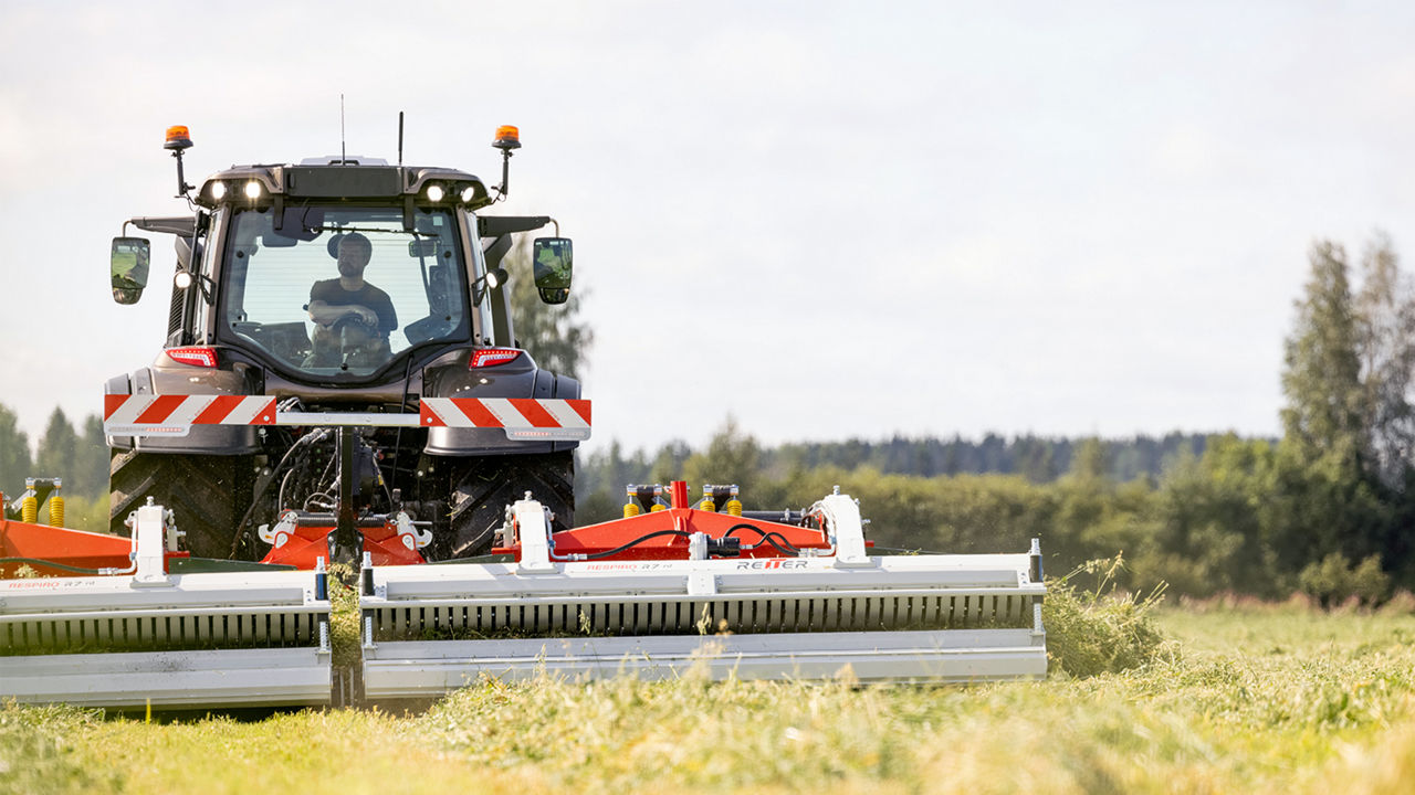 valtra-twintrac-reverse-drive-efficiency_1600x900.jpg