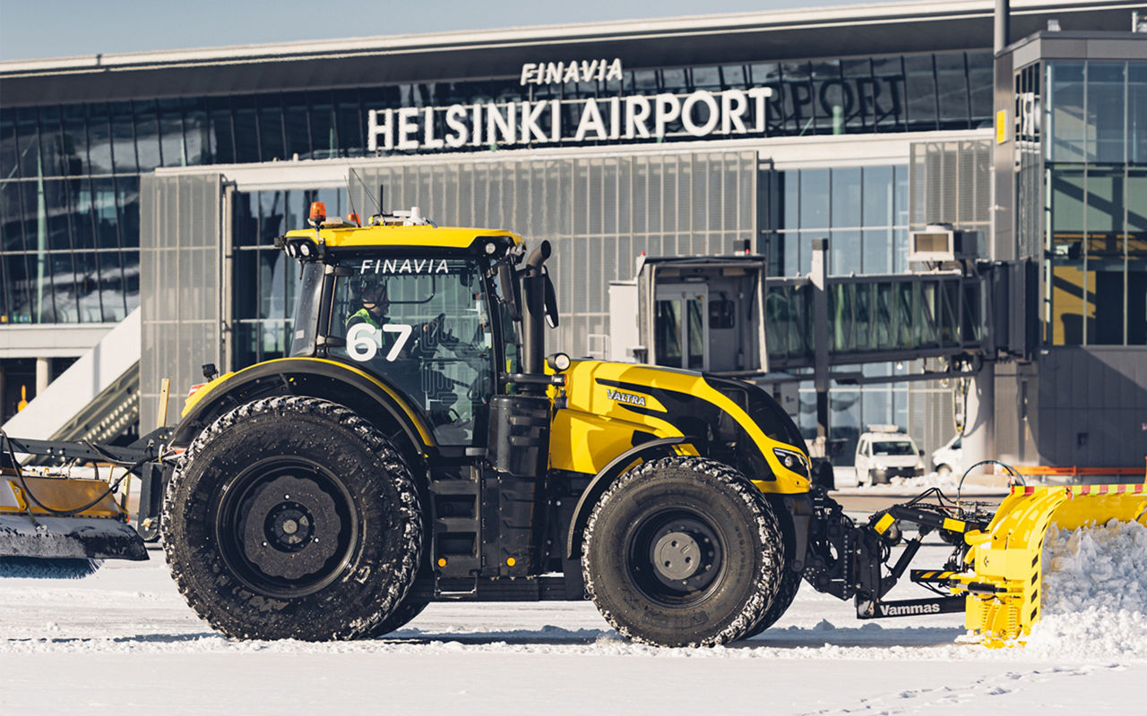 valtra-unlimited-aviation-hero_4000x2500.jpg