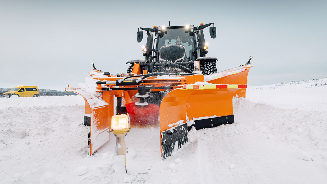 valtra-unlimited-custom-airport-tractors_1600x900.jpg