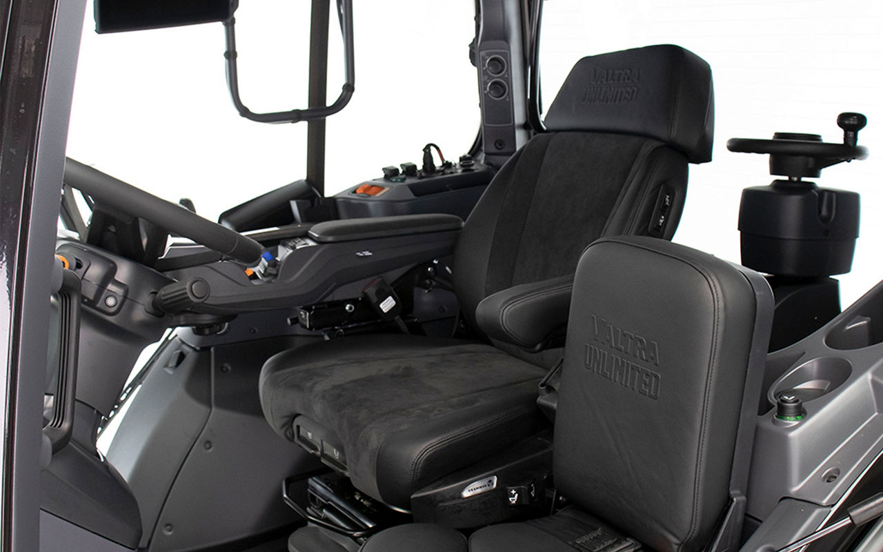valtra-unlimited-premium-interiors_1600x900.jpg