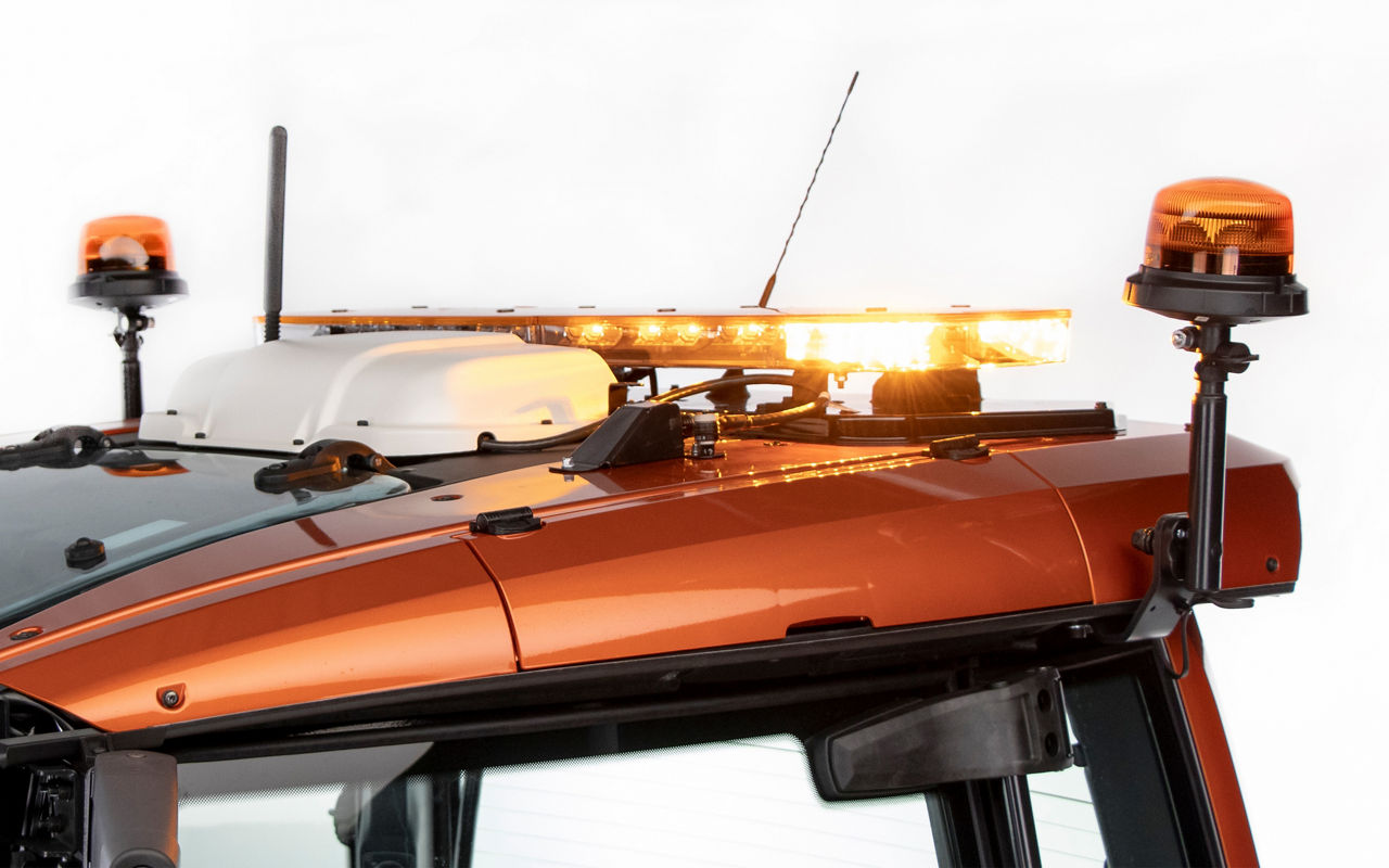 valtra-unlimited-safety-lighting_1600x900.jpg