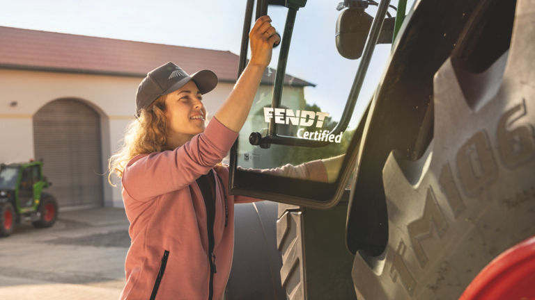 Femme et tracteur Fendt Certified