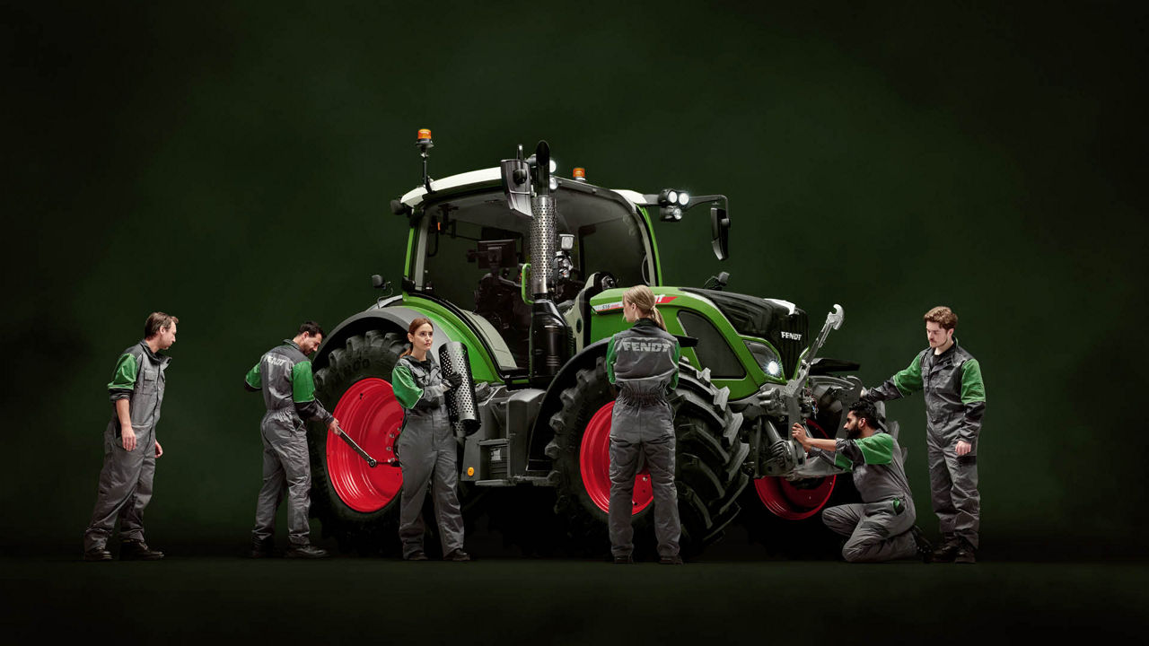 An image of a Fendt tractor with five technicans in front of it