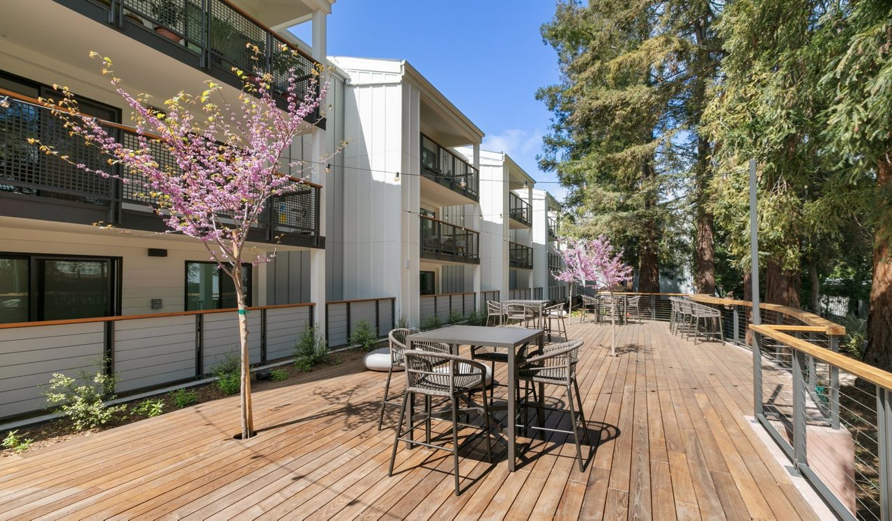 707 Leahy Outdoor Lounge