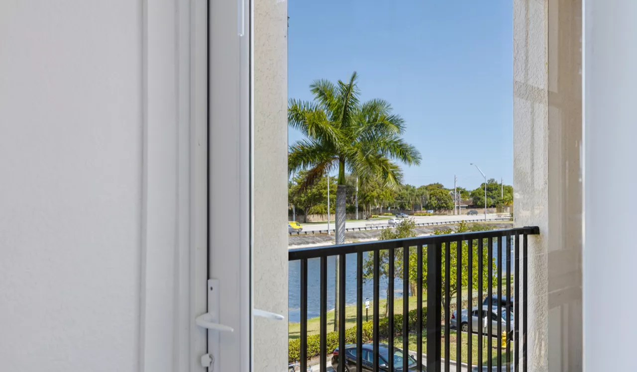 City Center on 7th - Pembroke Pines, FL - Living room 
