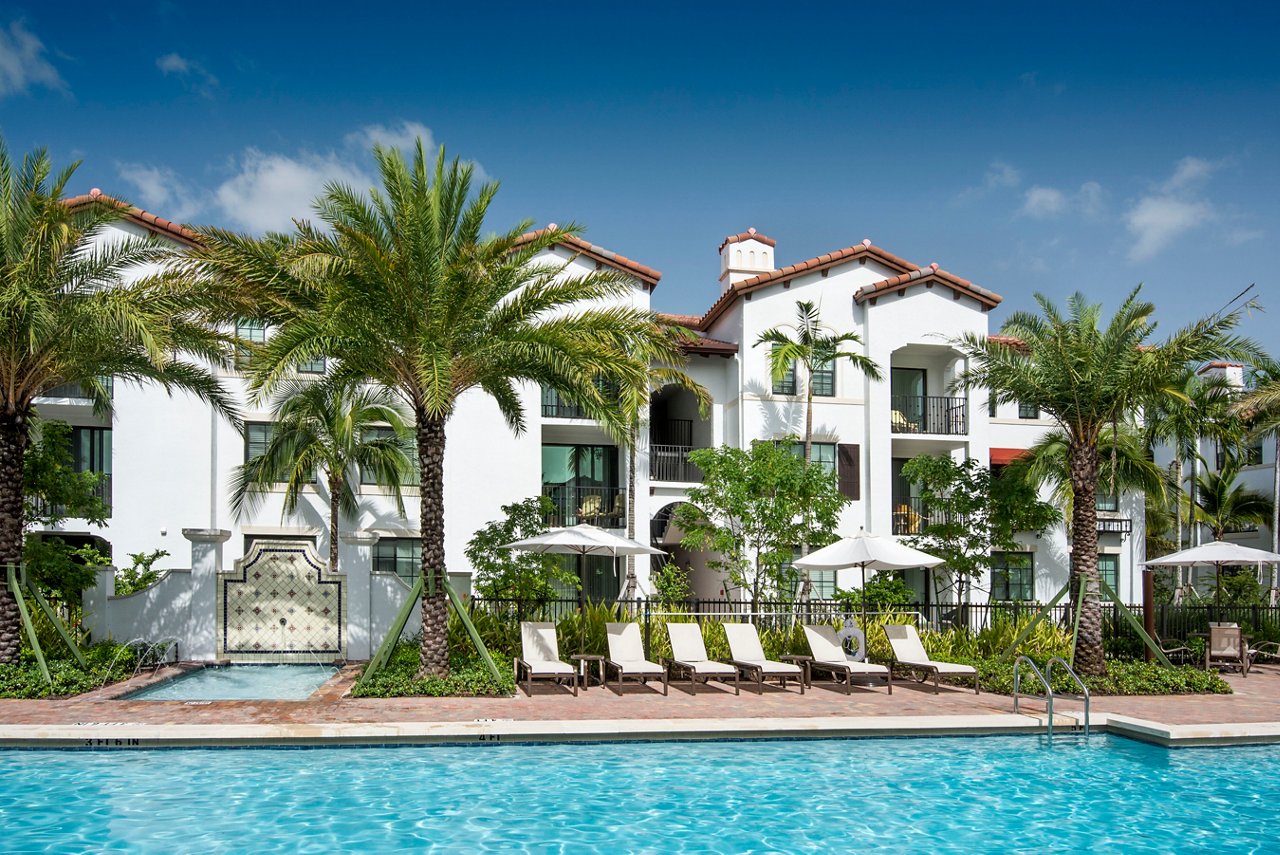 Casa Vera Apartments - Miami, FL - Pool