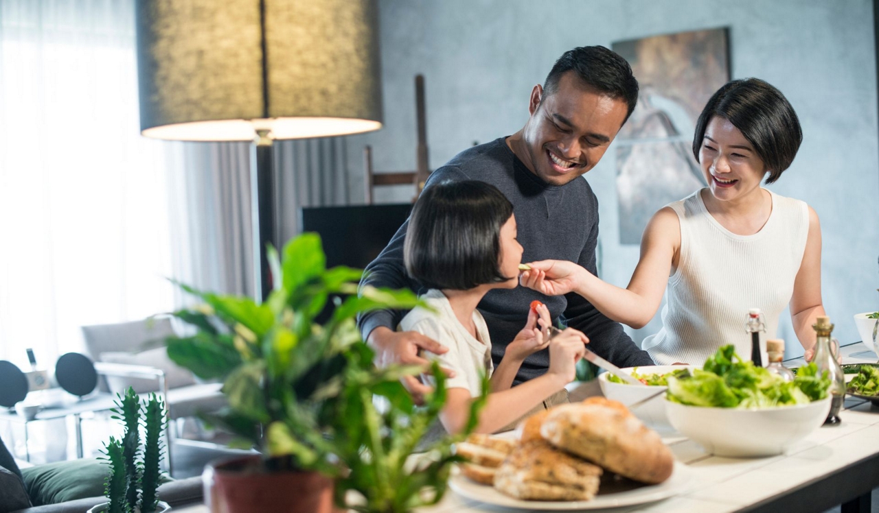 Oak Shore Homes - Corte Madera, CA - family cooking and eating dinner