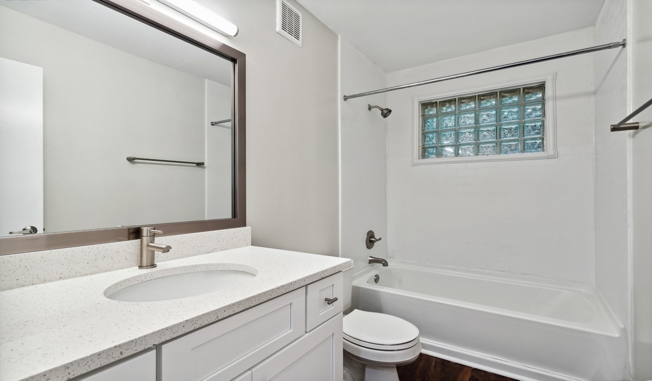 Peachtree Park Apartments - Atlanta, GA - Bathroom