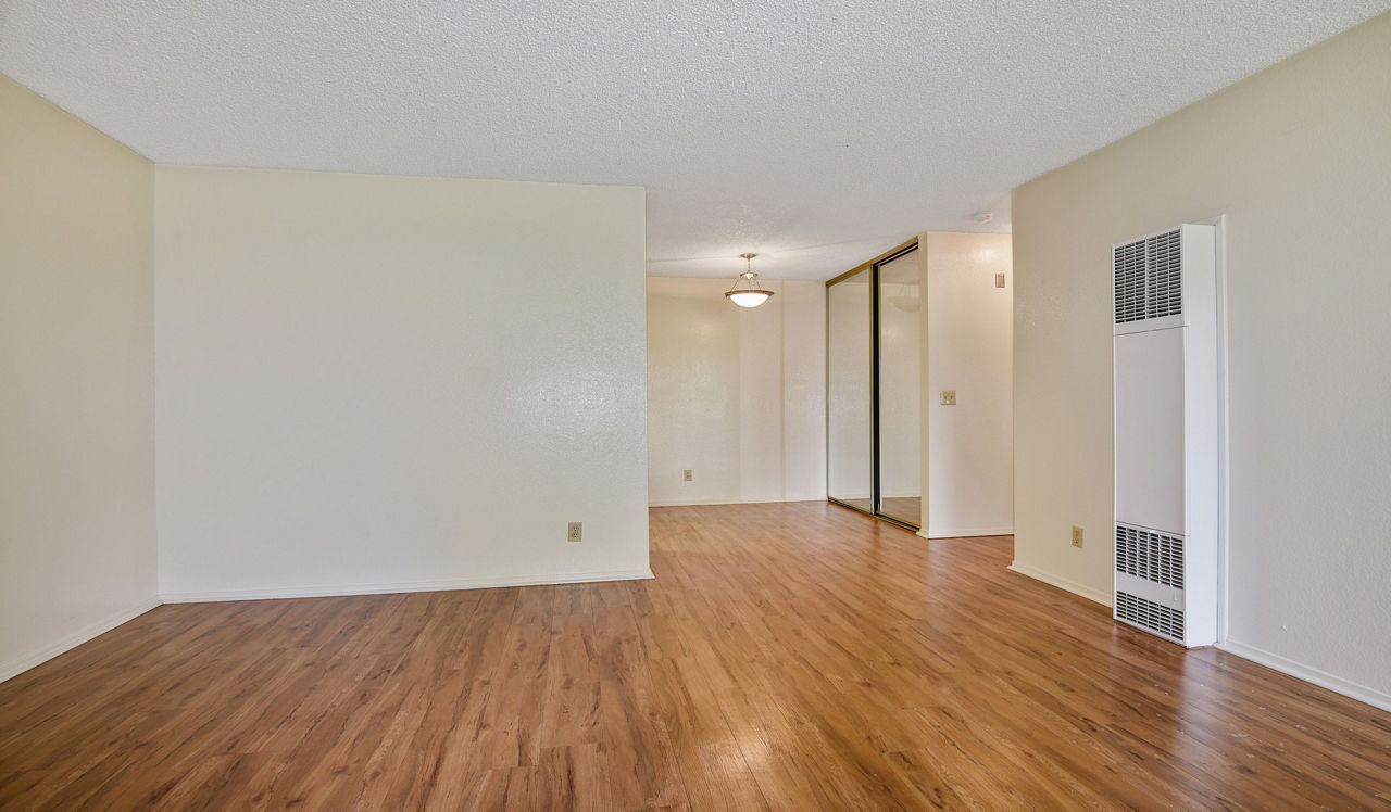 Mariners Cove Apartments - San Diego, CA - Living Room