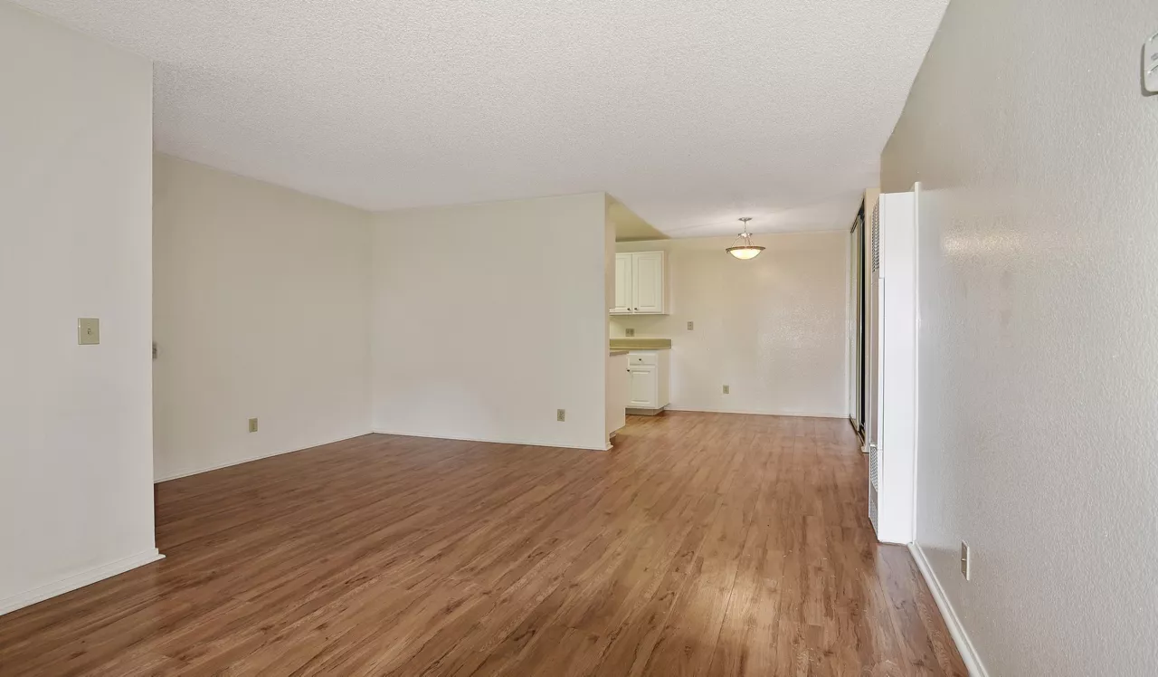 Mariners Cove Apartments - San Diego, CA - Living Room
