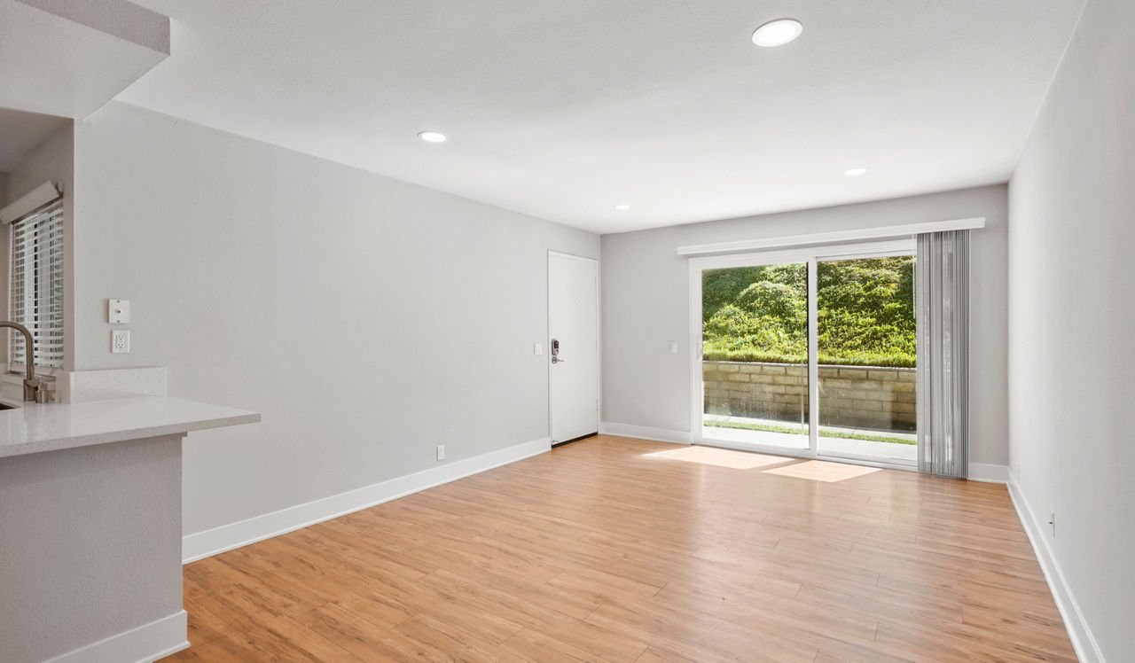 Hidden Cove - Escondido, CA - living room