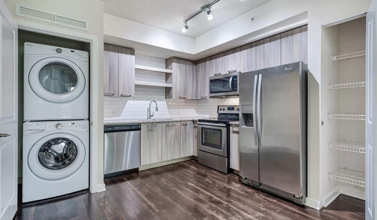 Eterno Pompano Beach - Pompano Beach, FL - Kitchen