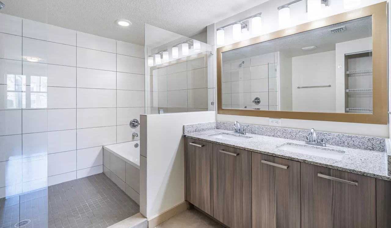 Eterno Pompano Beach - Pompano Beach, FL - Bathroom