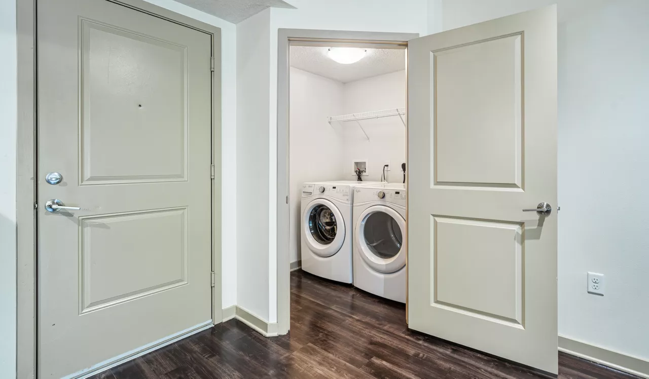 Eterno Pompano Beach - Pompano Beach, FL - Laundry
