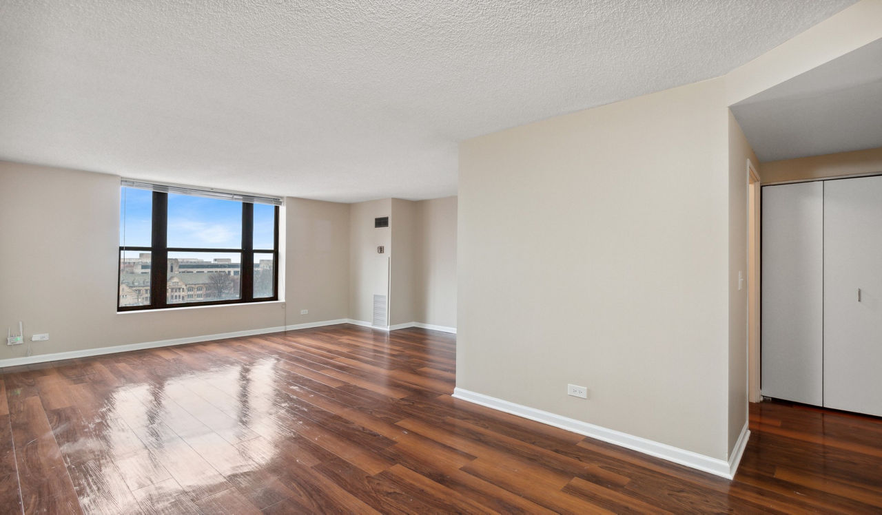 Evanston Place - Evanston, IL - Living Room