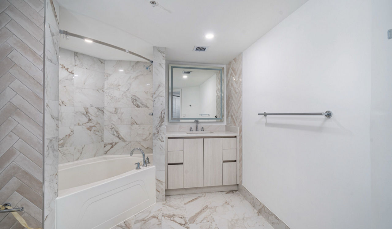 Flamingo South Beach - Miami, FL - bathroom