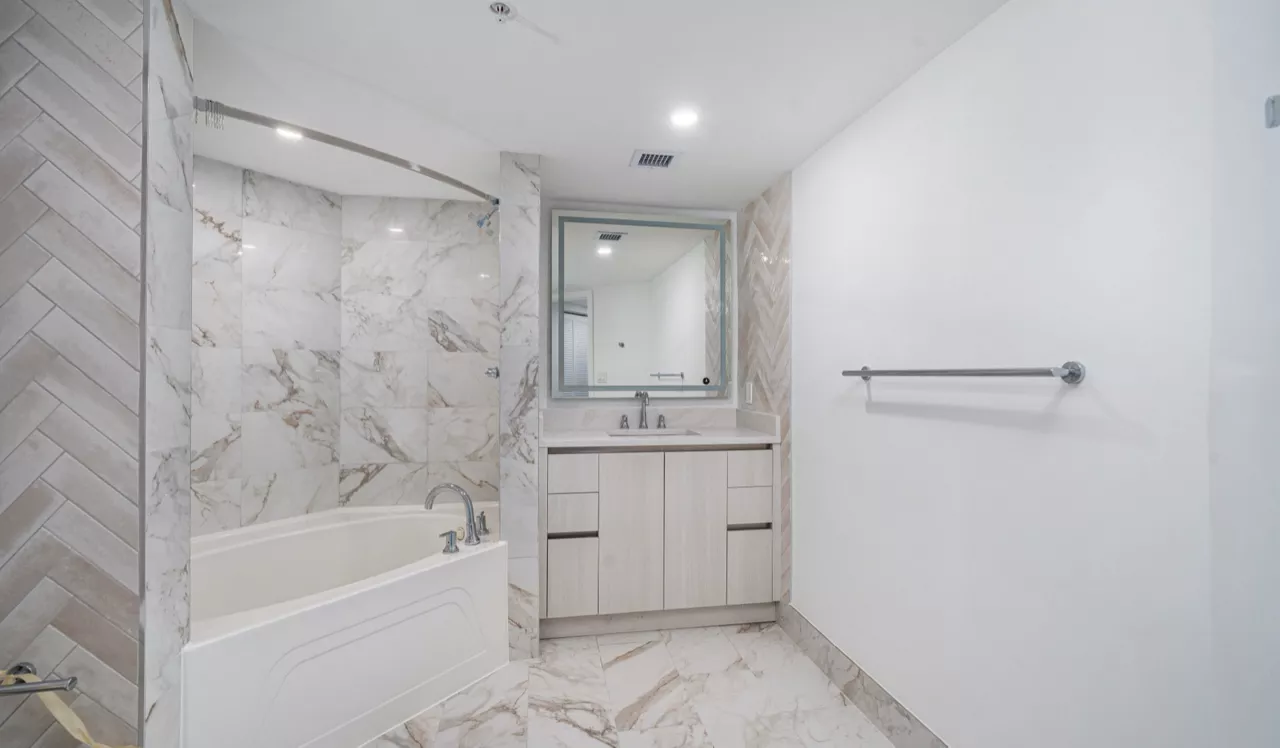 Flamingo South Beach - Miami, FL - bathroom