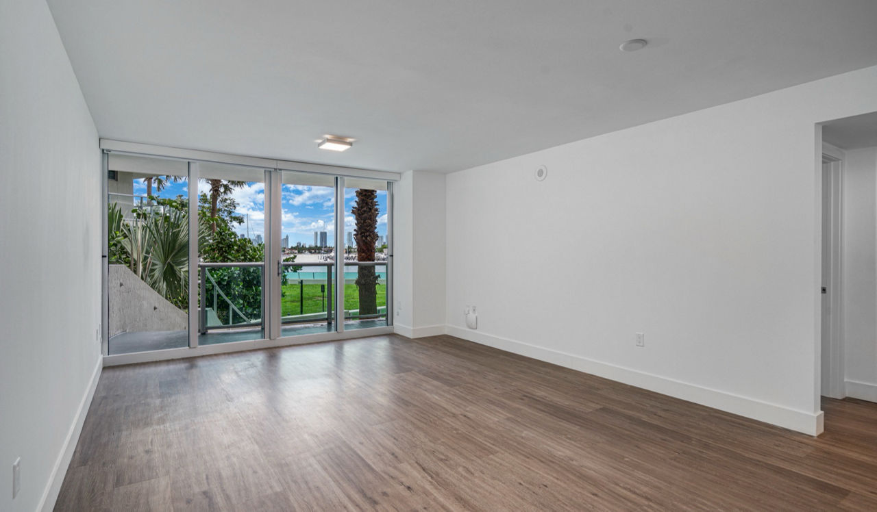 Flamingo South Beach - Miami, FL - living room