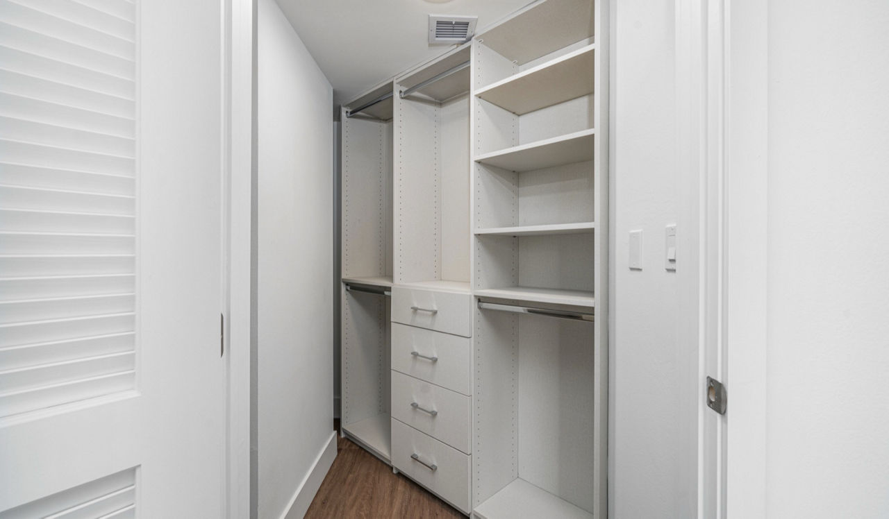 Flamingo South Beach - Miami, FL - closet