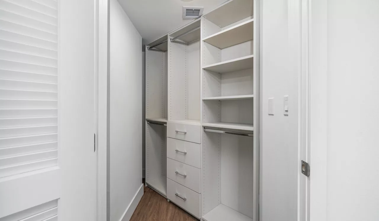 Flamingo South Beach - Miami, FL - closet