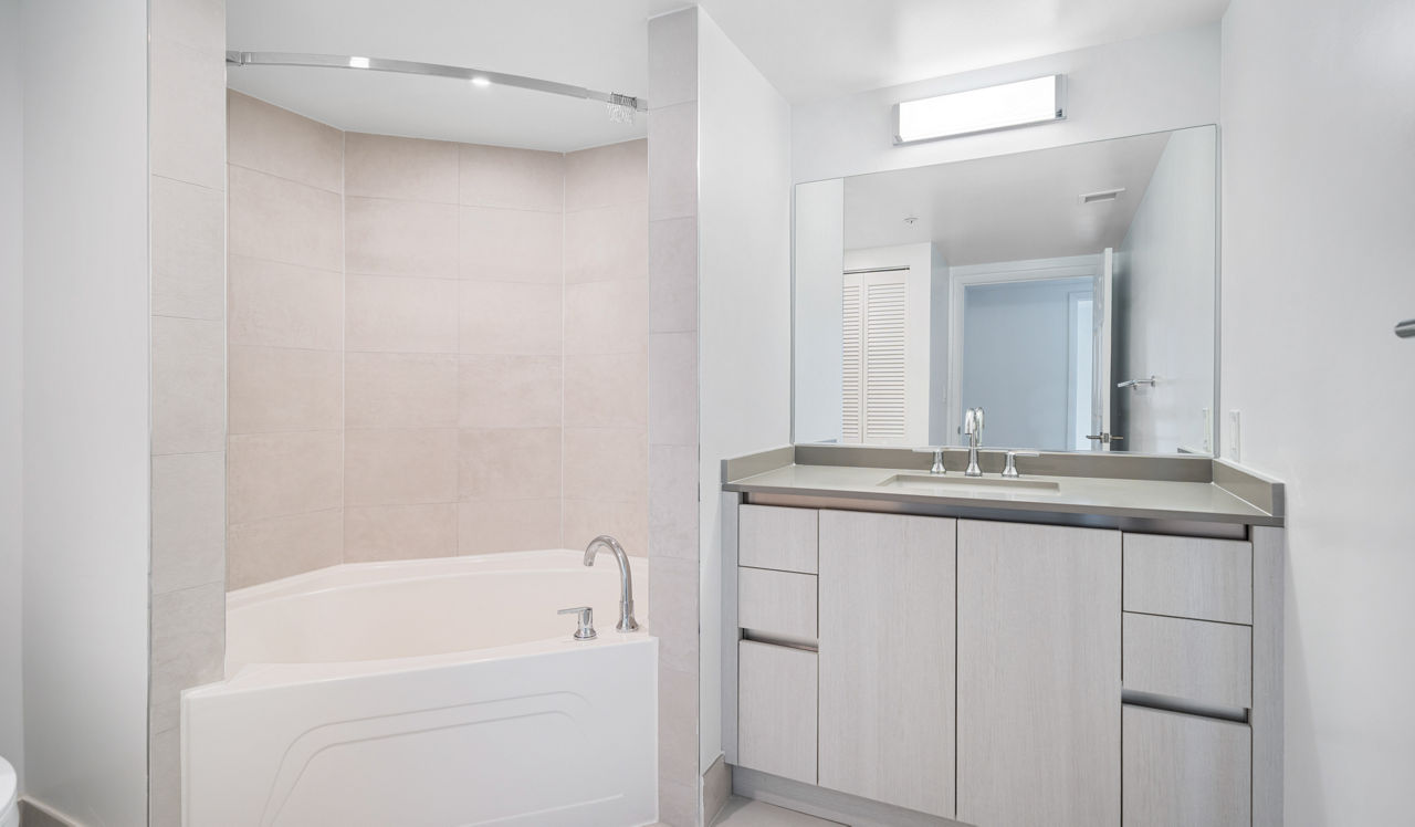 Flamingo South Beach - Miami, FL - Bath