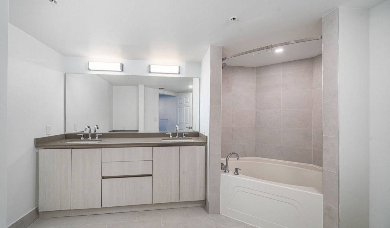 Flamingo South Beach - Miami, FL - Bath