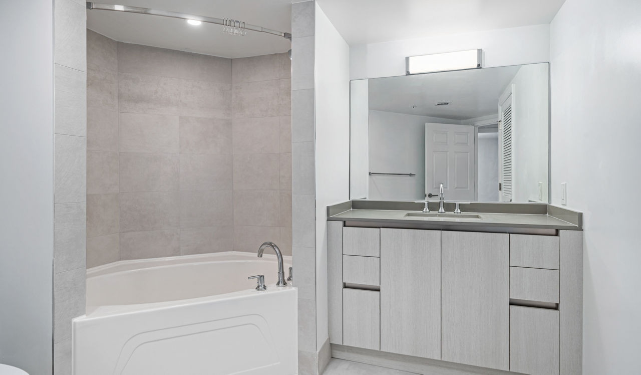 Flamingo Point - Miami, FL - Bath