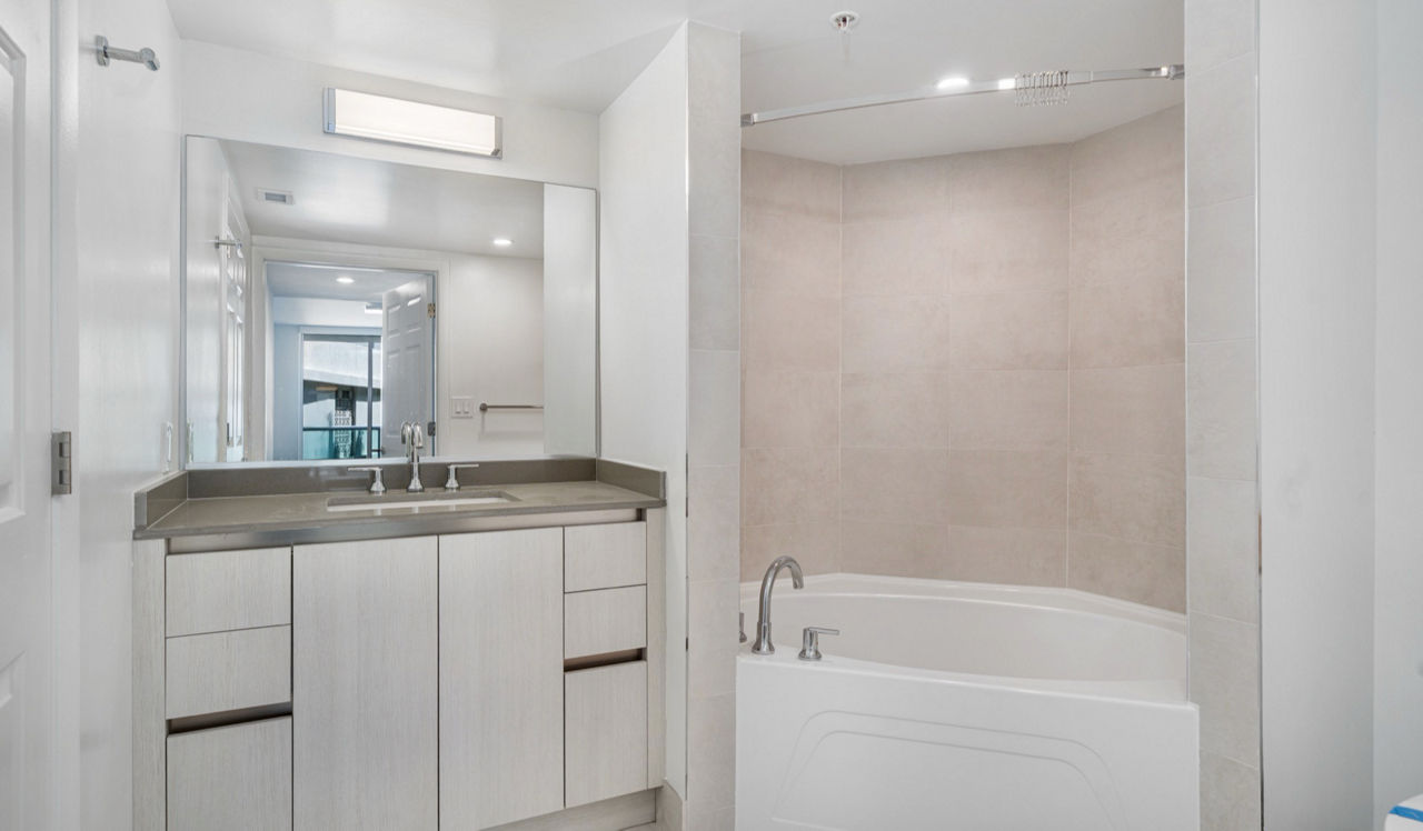 Flamingo South Beach - Miami, FL - bathroom