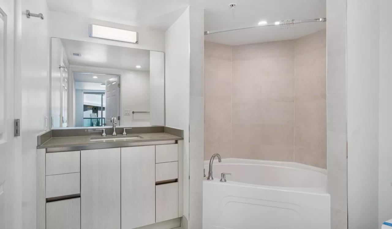 Flamingo South Beach - Miami, FL - bathroom