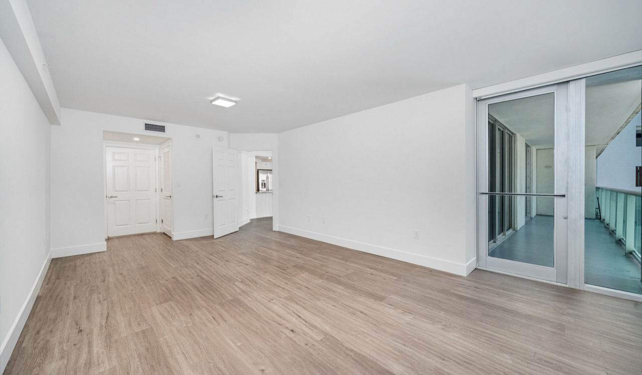 Flamingo South Beach - Miami, FL - bedroom