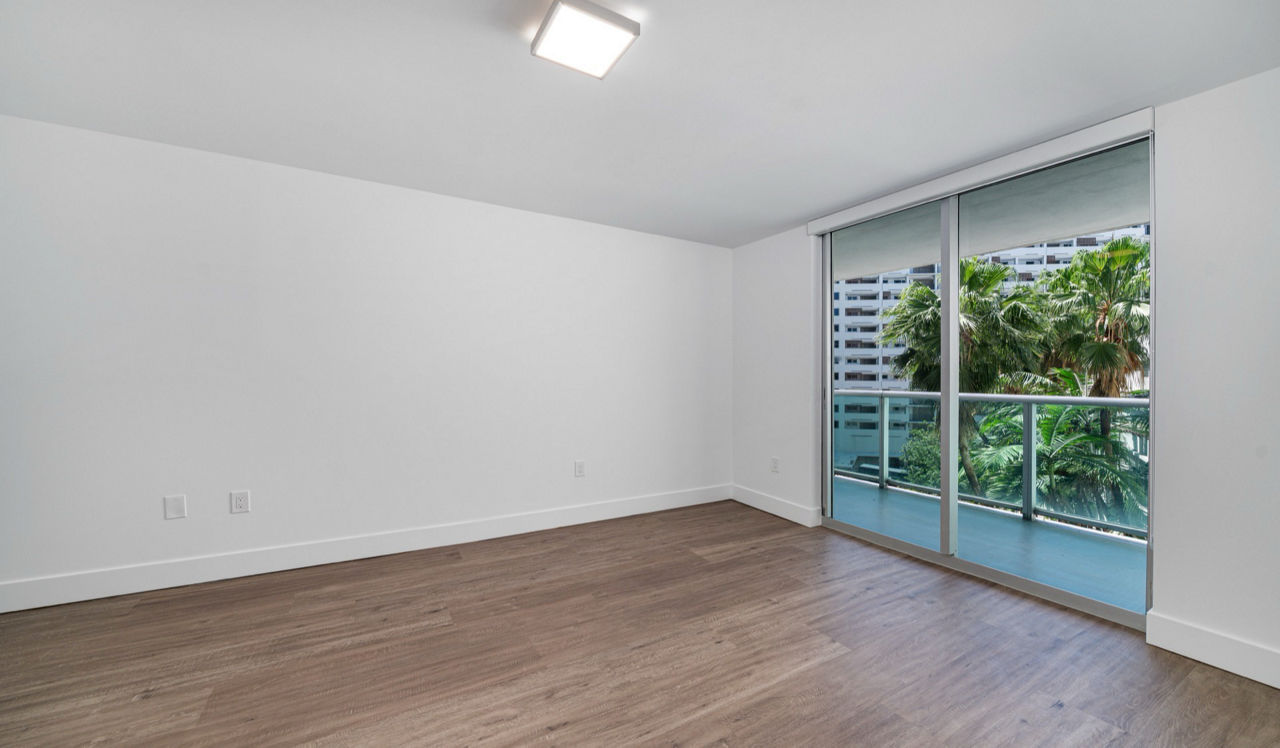 Flamingo South Beach - Miami, FL - bedroom