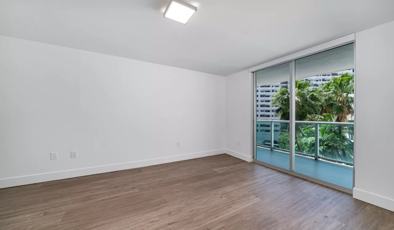Flamingo South Beach - Miami, FL - bedroom