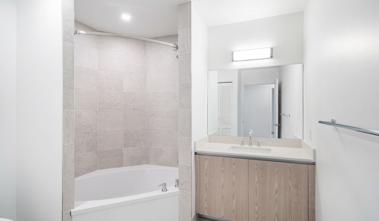 Flamingo South Beach - Miami, FL - Bath