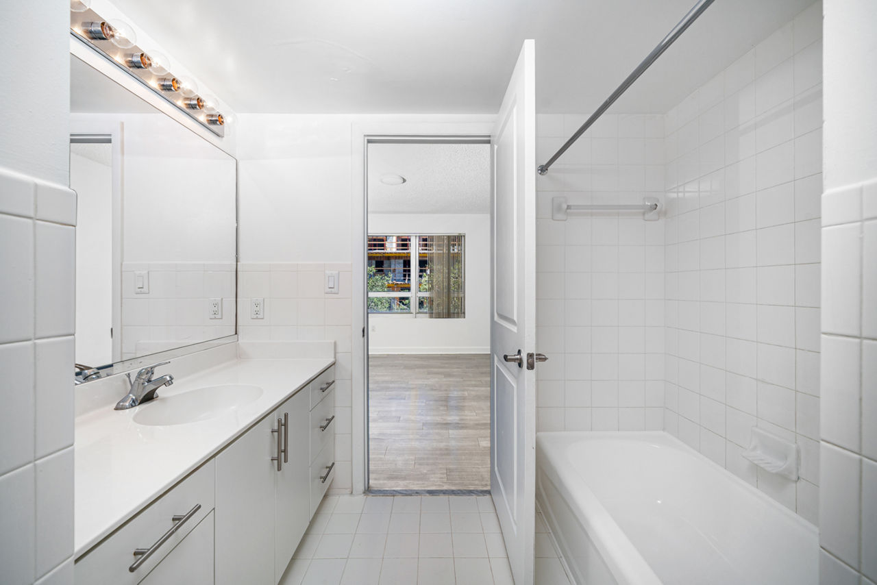 Flamingo South Beach - Miami, FL - Bathroom