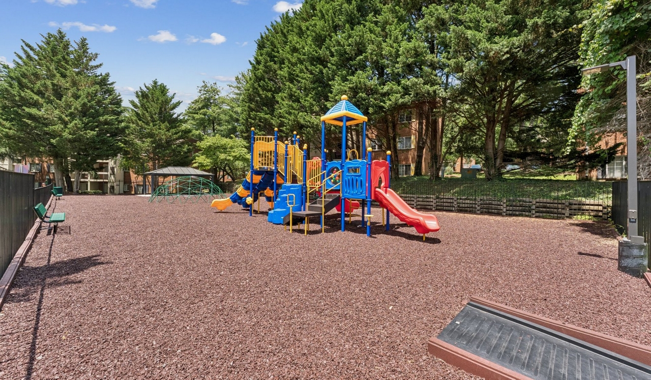Foxchase Apartments - Alexandria, VA - playground