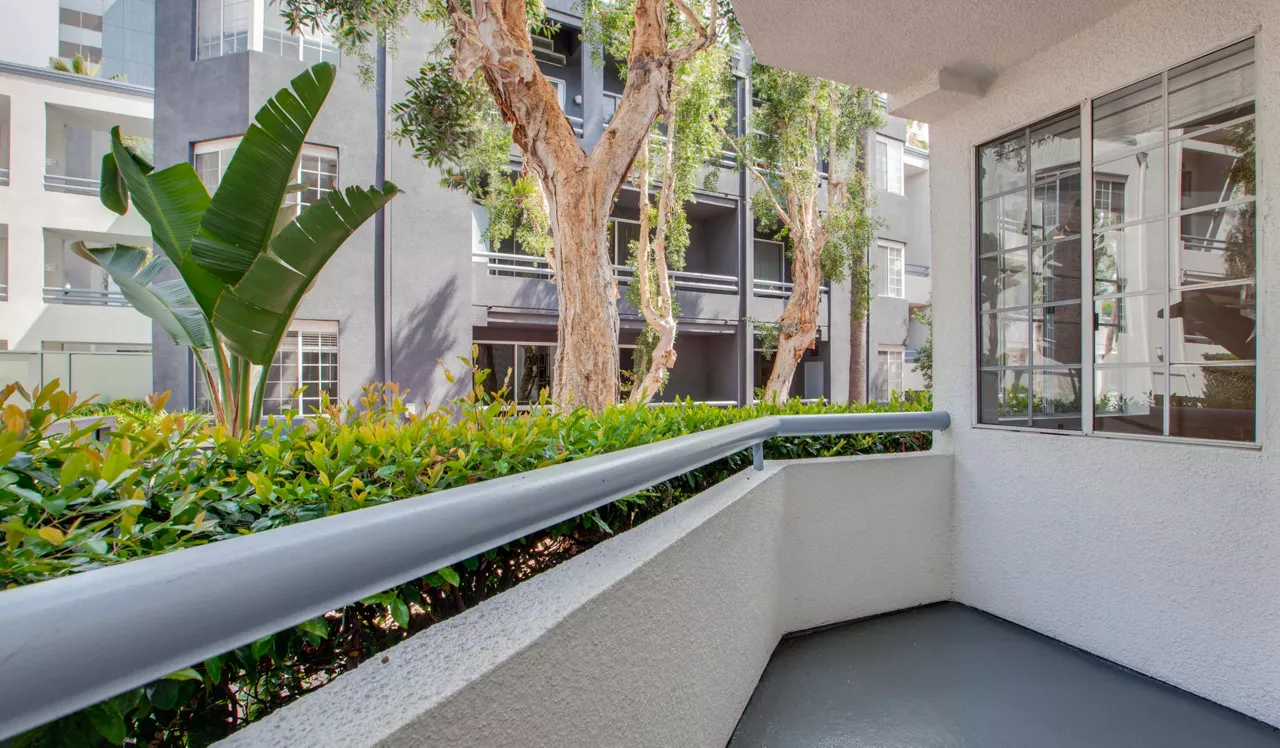 HillCreste Apartments - Los Angeles - Balcony