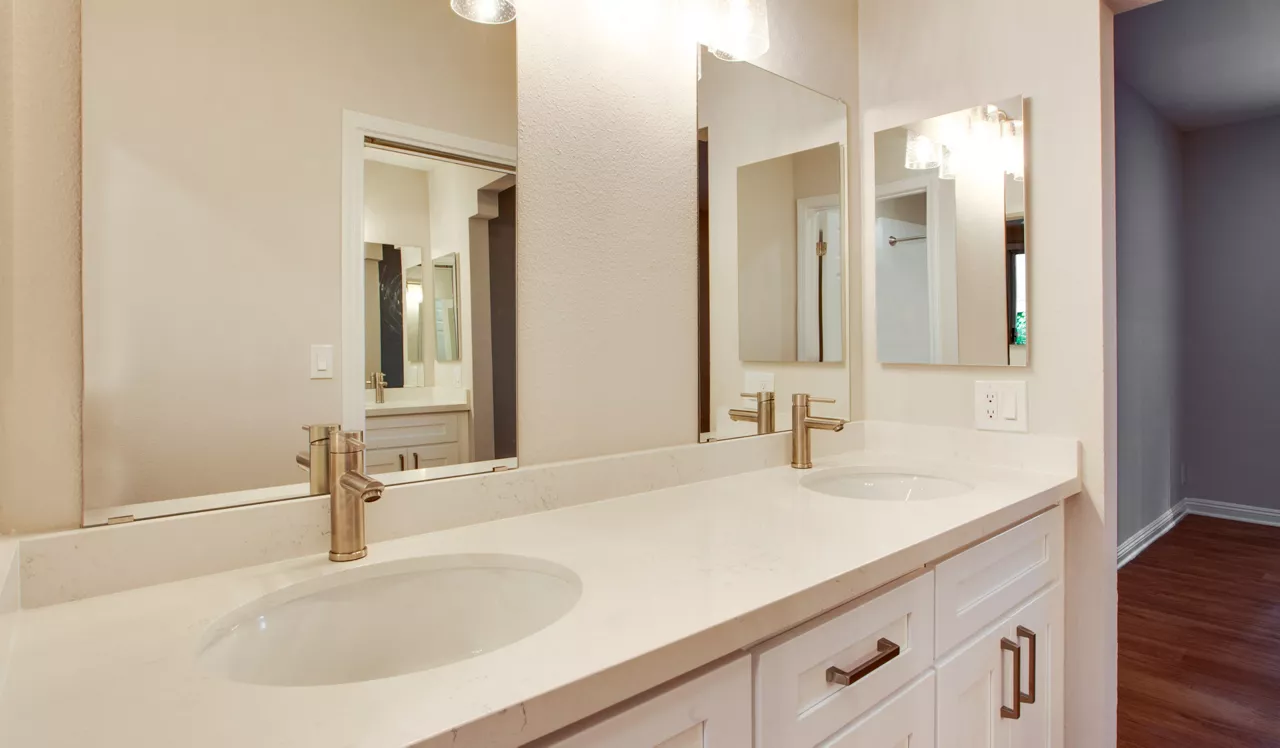HillCreste Apartments - Los Angeles - Bathroom