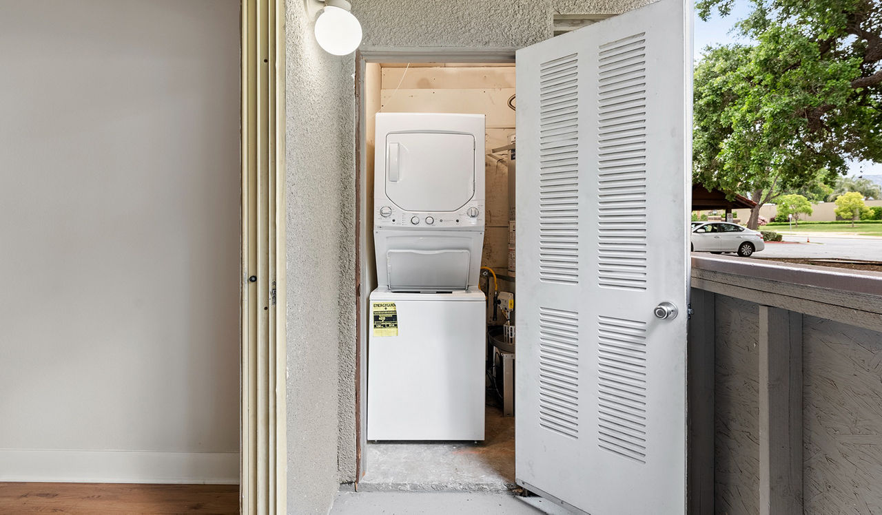 Indian Oaks Apartments - Simi Valley, CA - laundry