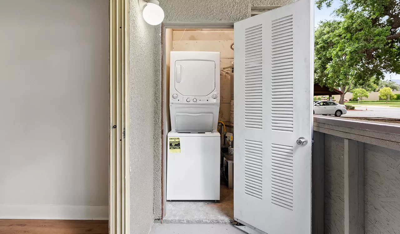 Indian Oaks Apartments - Simi Valley, CA - laundry
