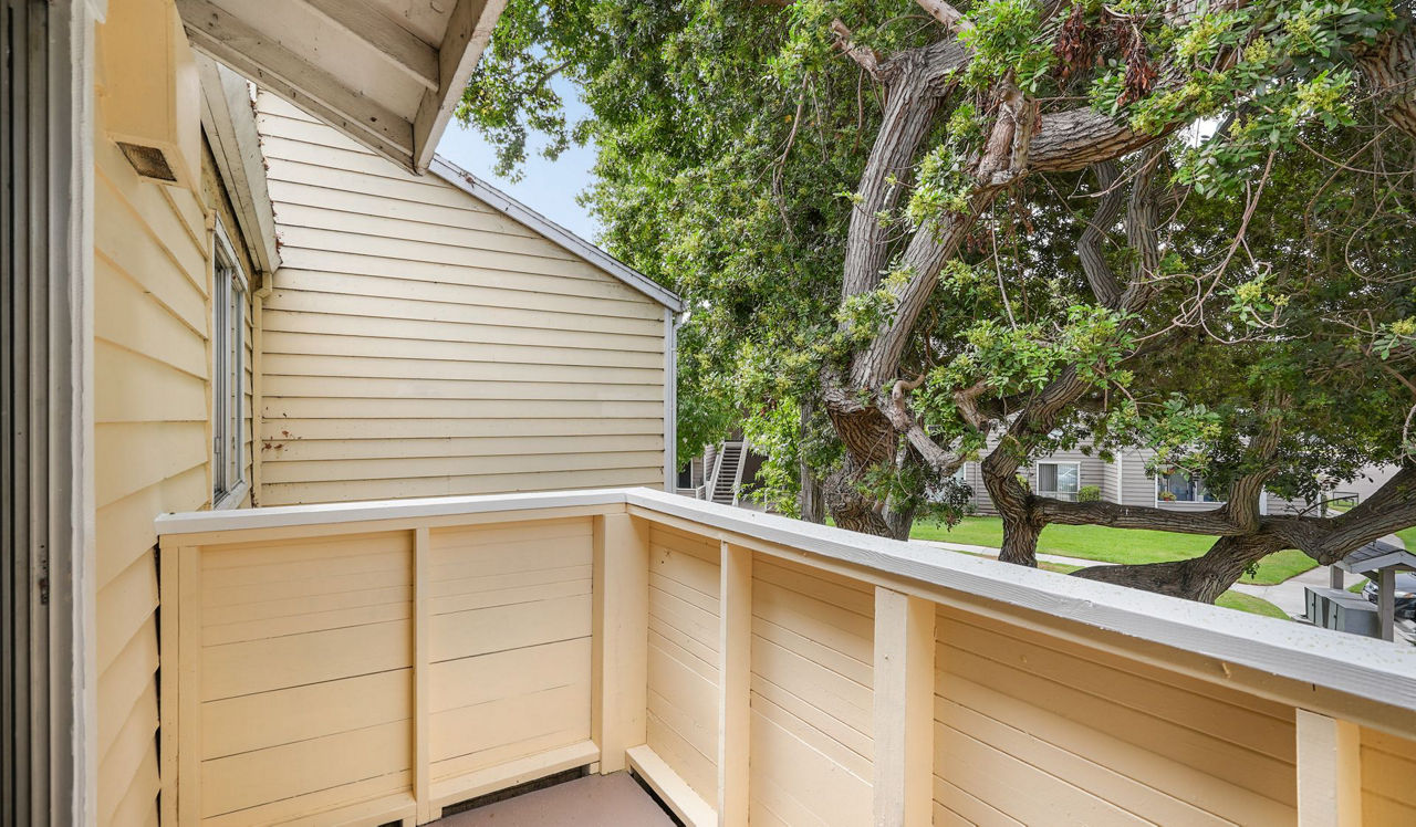 Mariners Cove Apartments - San Diego, CA - balcony