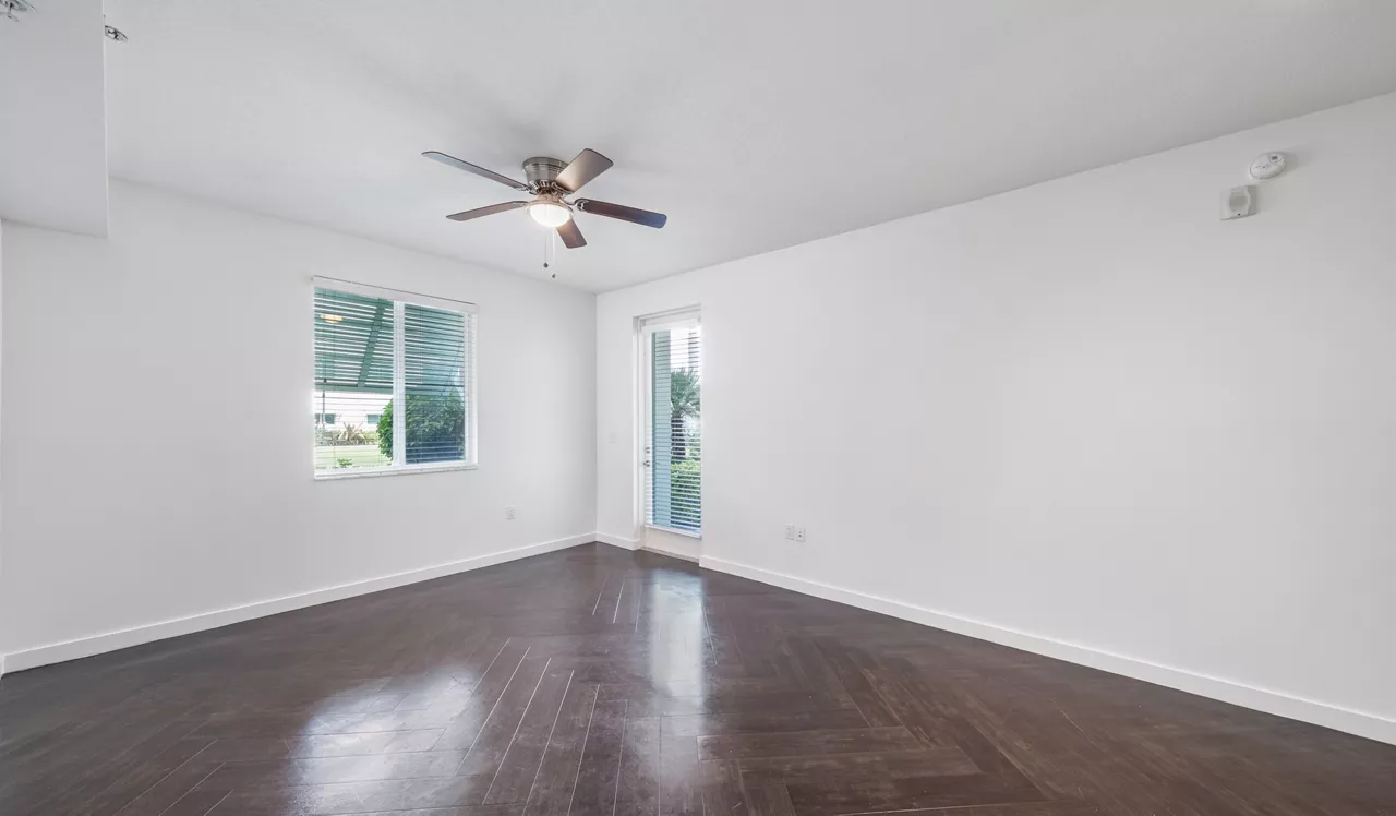 Oceanside Lantana - Lantana, FL - Living Room
