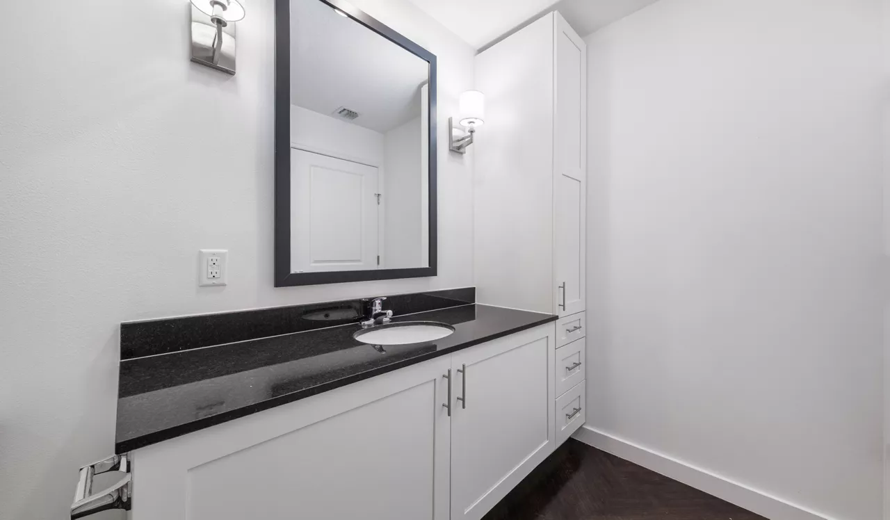 Oceanside Lantana - Lantana, FL - Bathroom