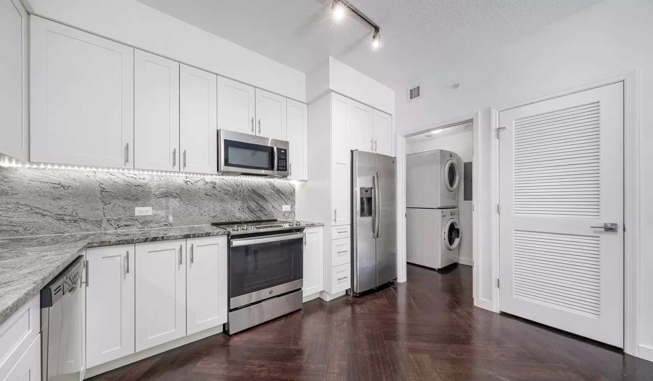 Oceanside Lantana - Lantana, FL - Kitchen