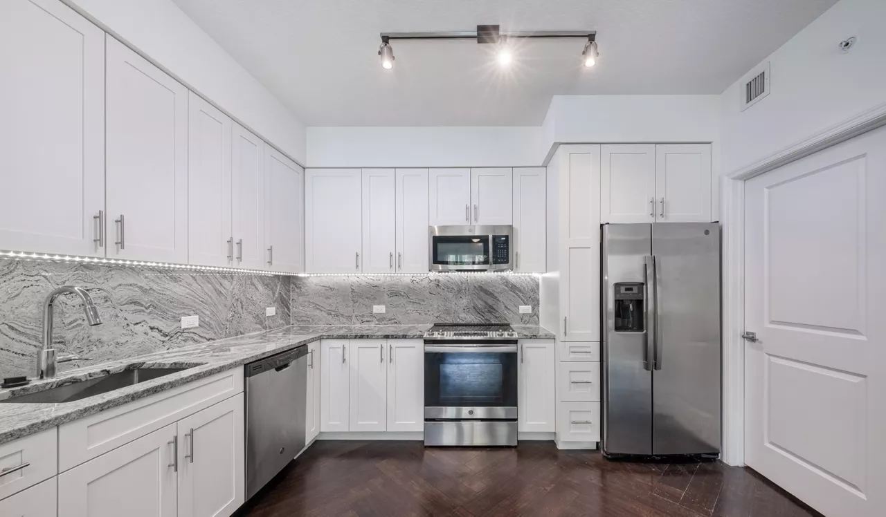 Oceanside Lantana - Lantana, FL - Kitchen