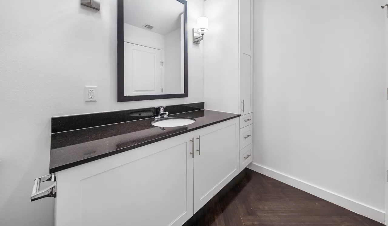 Oceanside Lantana - Lantana, FL - Bathroom
