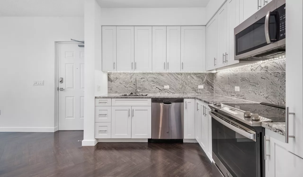 Oceanside Lantana - Lantana, FL - Kitchen