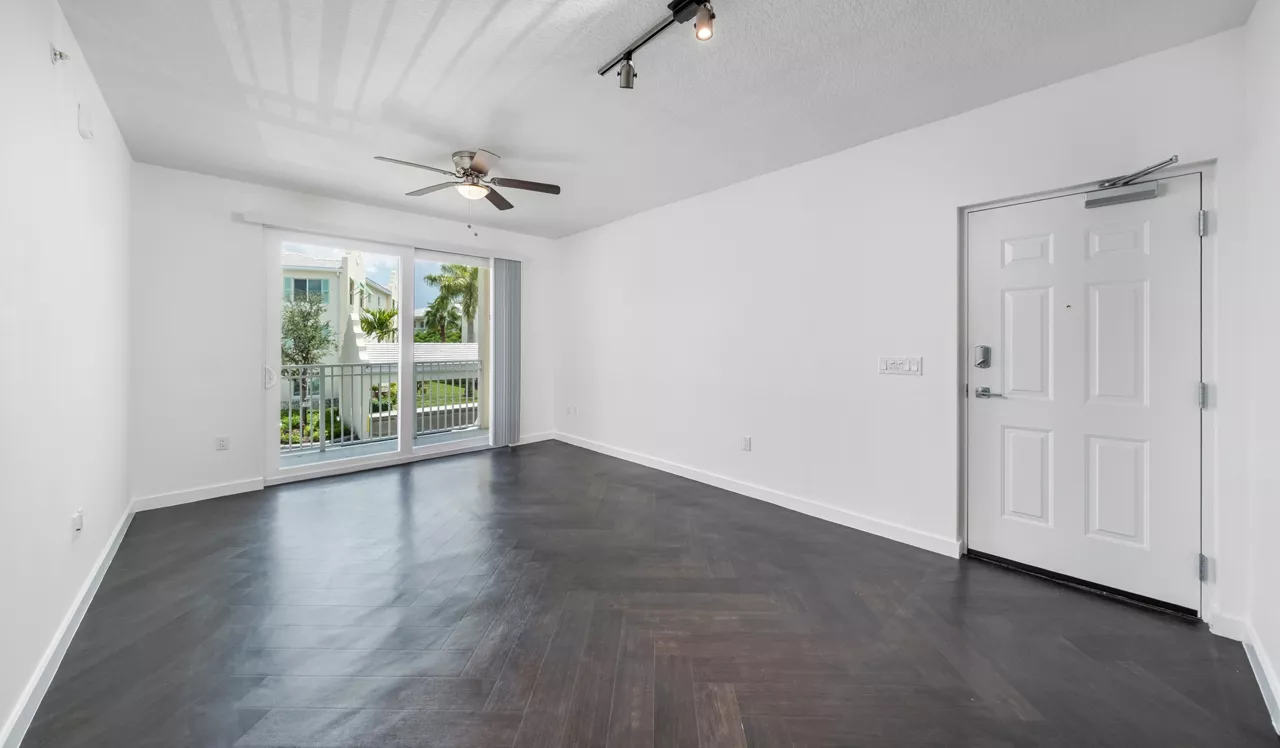 Oceanside Lantana - Lantana, FL - Living Room