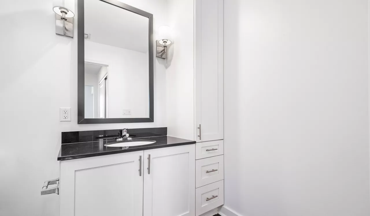 Oceanside Lantana - Lantana, FL - Bathroom
