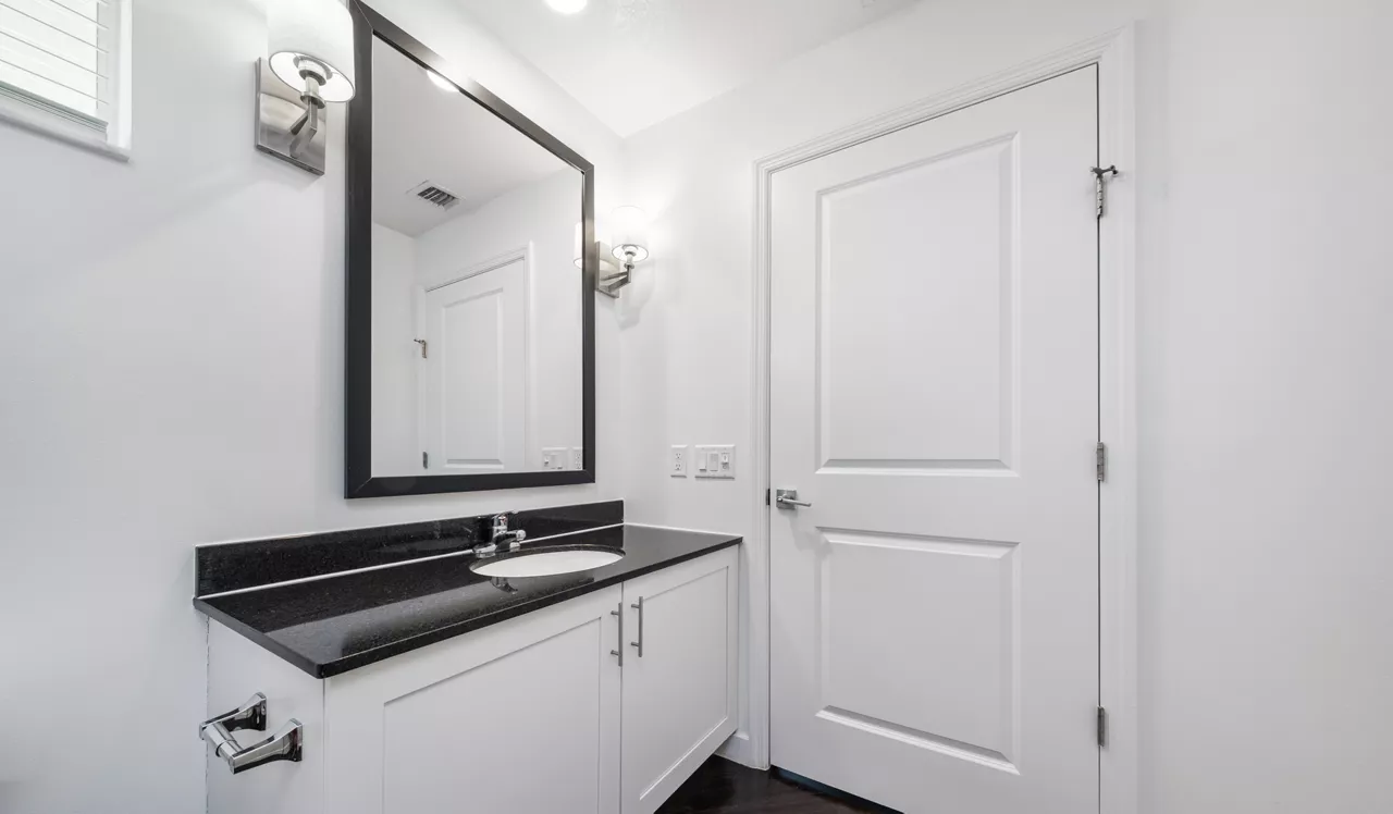 Oceanside Lantana - Lantana - Bathroom