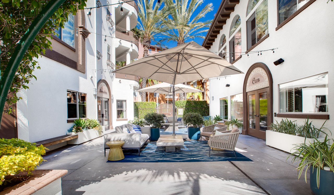 Palazzo East - Los Angeles, CA - Courtyard